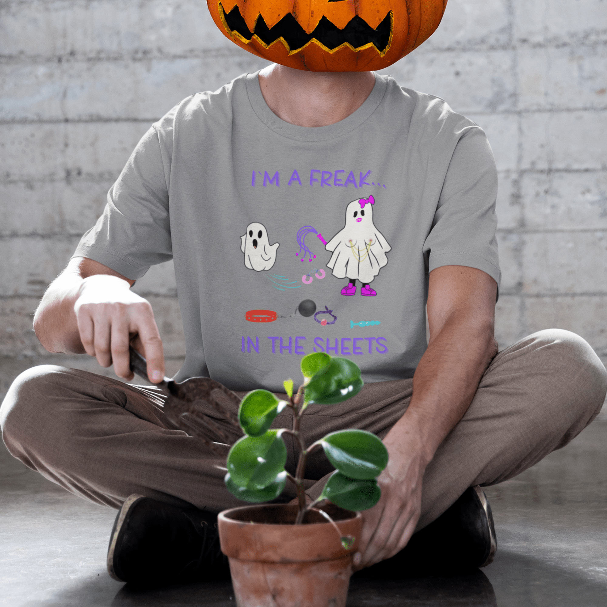 I'M A FREAK IN THE SHEETS | HALLOWEEN | MATURE | T-SHIRT